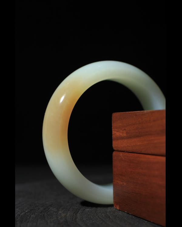 Qiemo Sugar White Bangle · Light Soy Sugar