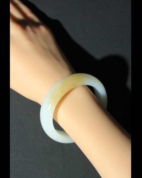Qiemo Sugar White Bangle